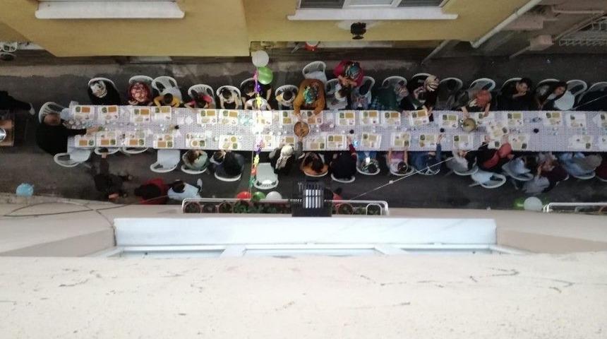 Bursa&rsquo;da &Ccedil;ıkmaz Sokakta 50 Metrelik İftar Sofrası Kuruldu