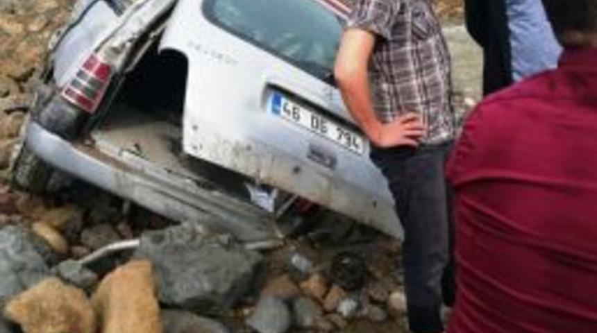 Otomobil Dereye U&ccedil;tu: 2 Yaralı