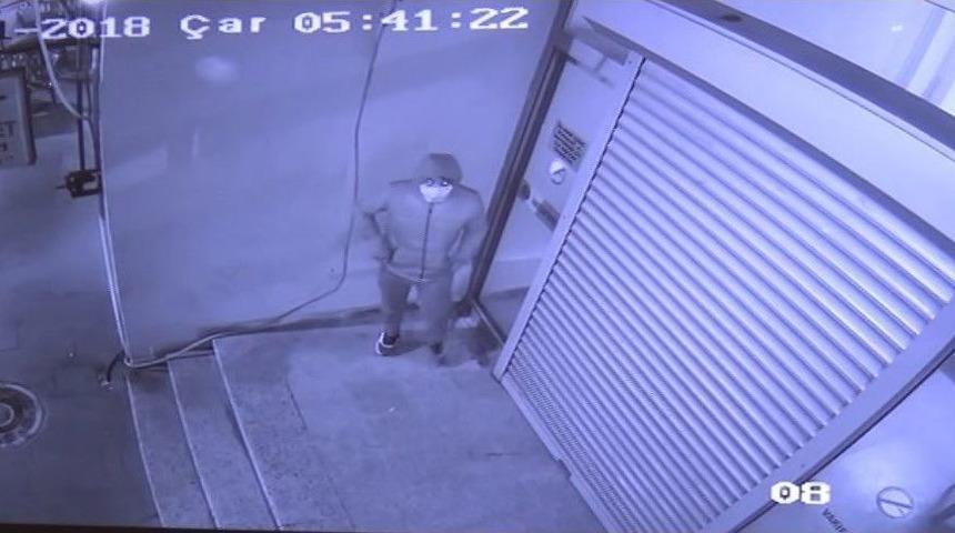 İş Hanındaki 4 İş Yerine Hırsız Girdi