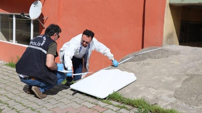 Annesi Elbise Asarken Balkondan Düşen Çocuk Ağır Yaralandı