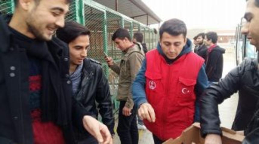 Yurttan Artan Yiyecekleri Kyk &Ouml;ğrencileri Hayvan Barınağına G&ouml;t&uuml;r&uuml;yor