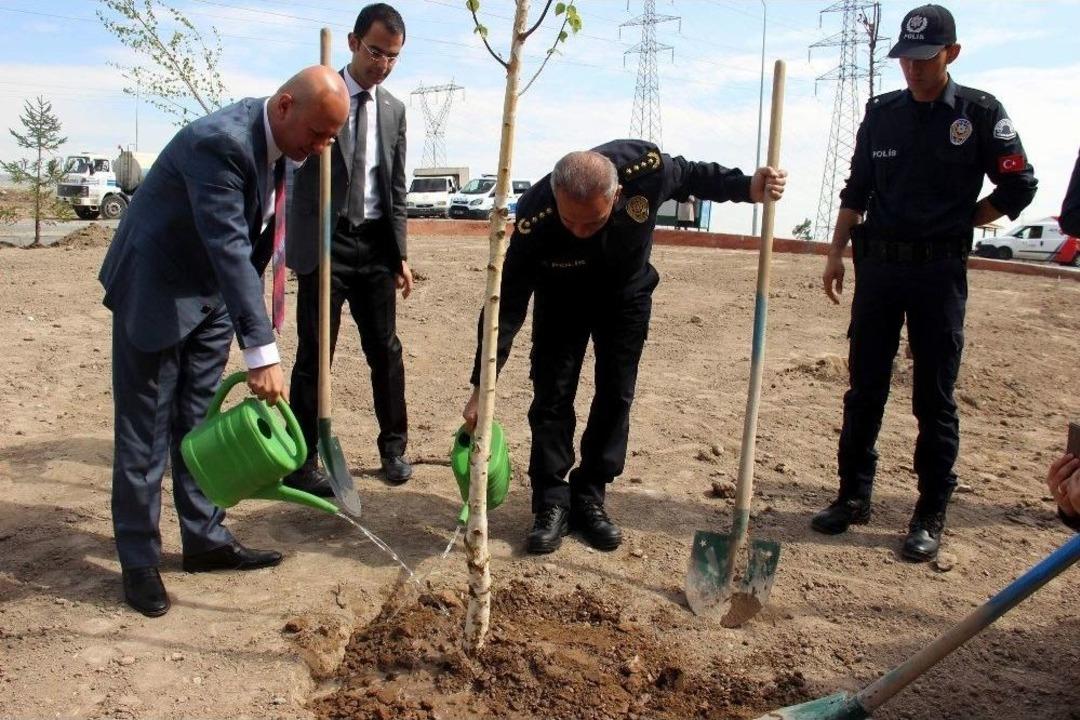 Başkan &Ccedil;olakbayrakdar, Emniyet Personeli İle Birlikte Ağa&ccedil; Dikti
