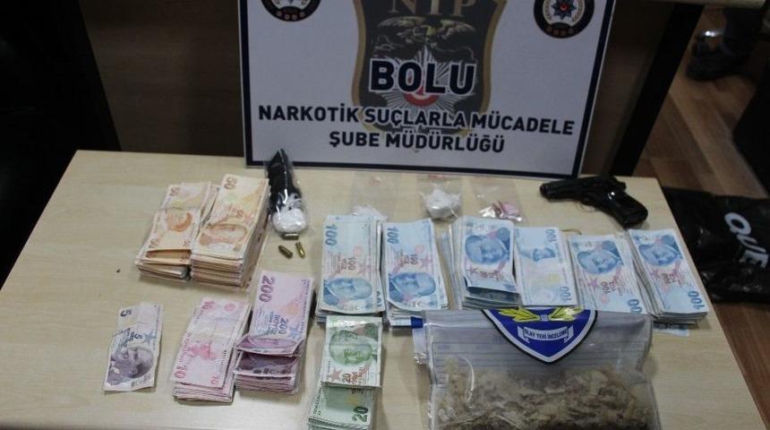 Otomobilin Paspasındaki Beyaz Tozdan Şüphelenen Polis, 173 Gram Kokain Ele Geçirdi