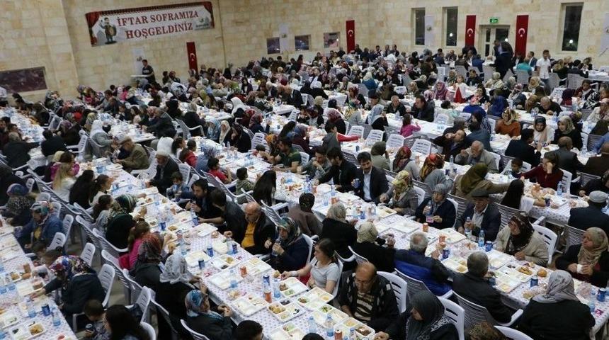 U&ccedil;hisar Belediyesi Kasaba Halkına İftar Yemeği Verdi
