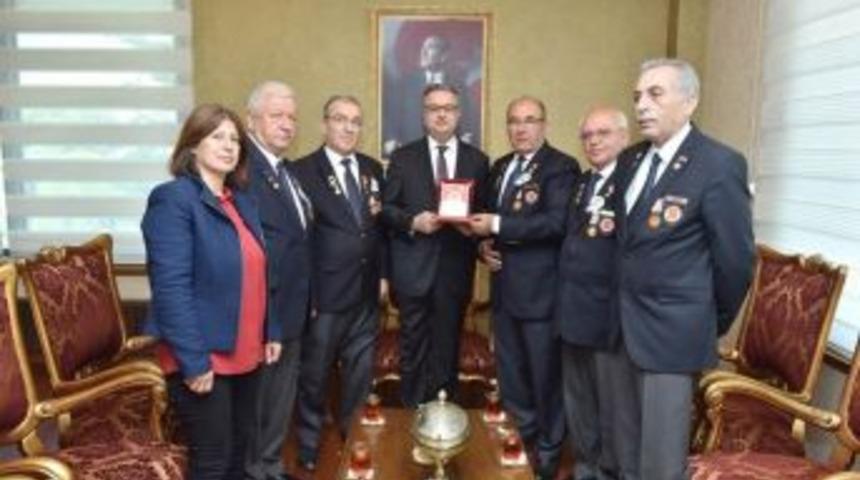 Vali Su, Gazileri Kabul Etti