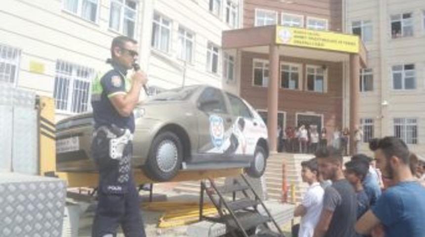 Lise &Ouml;ğrencilerine Sim&uuml;lasyonlu Emniyet Kemeri Eğitimi