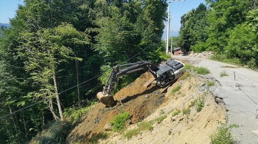 Ak&ccedil;akoca&rsquo;da Meydana Gelen Heyelanla İlgili &Ccedil;alışmalar S&uuml;r&uuml;yor