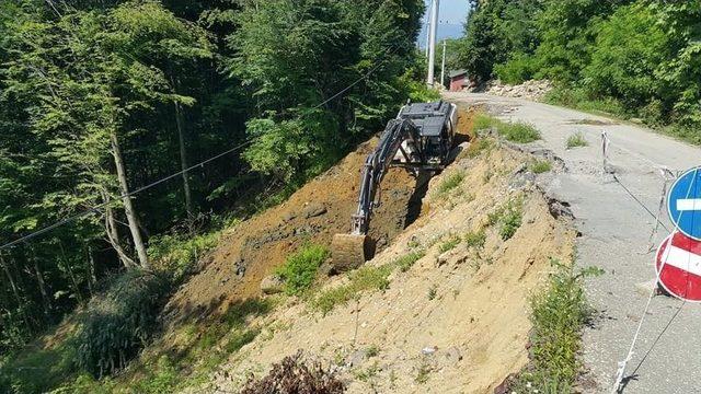 Akçakoca’da Meydana Gelen Heyelanla İlgili Çalışmalar Sürüyor