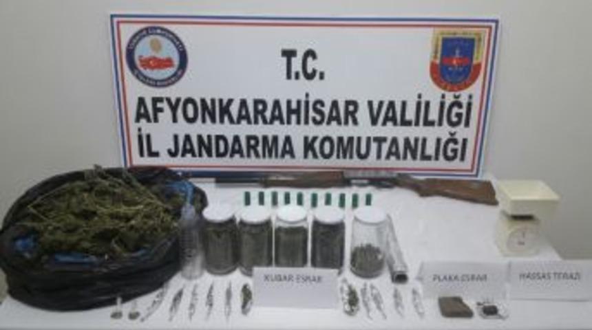Jandarma 1,5 Kilogramın &Uuml;zerinde Esrar Ele Ge&ccedil;irdi