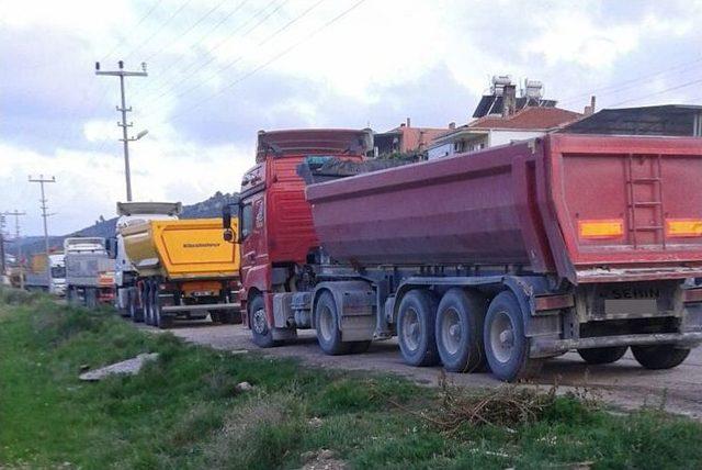 Milas’ta Yola Dökülen Yağ Kazaları Da Beraberinde Getirdi