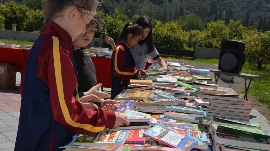&Ouml;ğrenciler Kumbaralarında Biriktirdikleri Parayla Kitap Aldı
