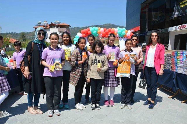 Öğrenciler Kumbaralarında Biriktirdikleri Parayla Kitap Aldı