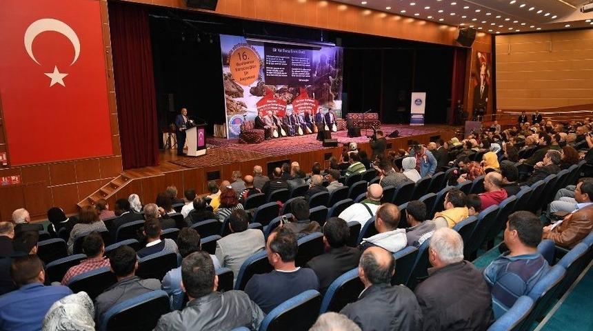 Karacaoğlan Şiir Akşamları S&uuml;r&uuml;yor