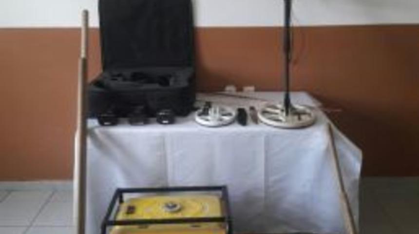 Sinanpaşa&rsquo;da Jandarma Define Avcılarını Su&ccedil;&uuml;st&uuml; Yaptı