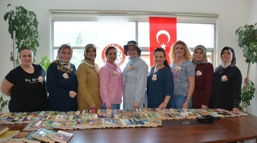 Kadın Meclisinden Kitap Yardımı