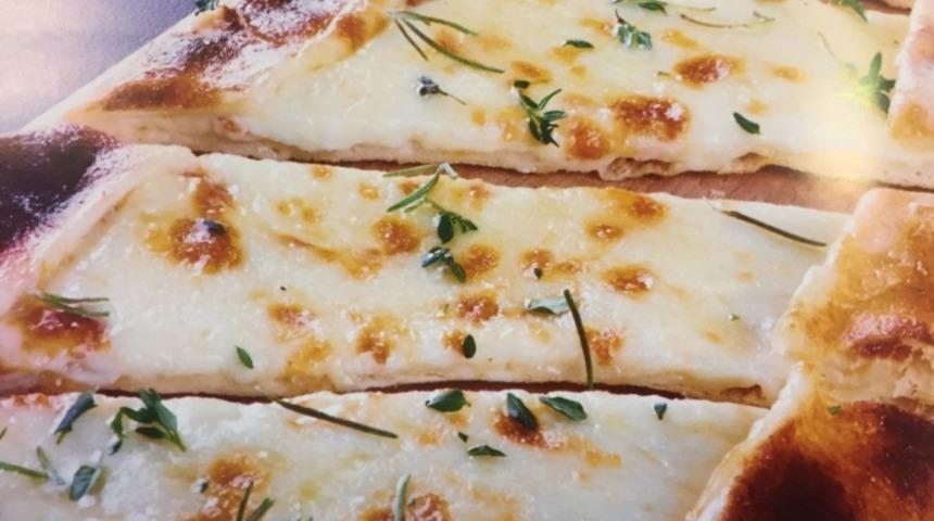 Mozzarellalı Kır Pidesi