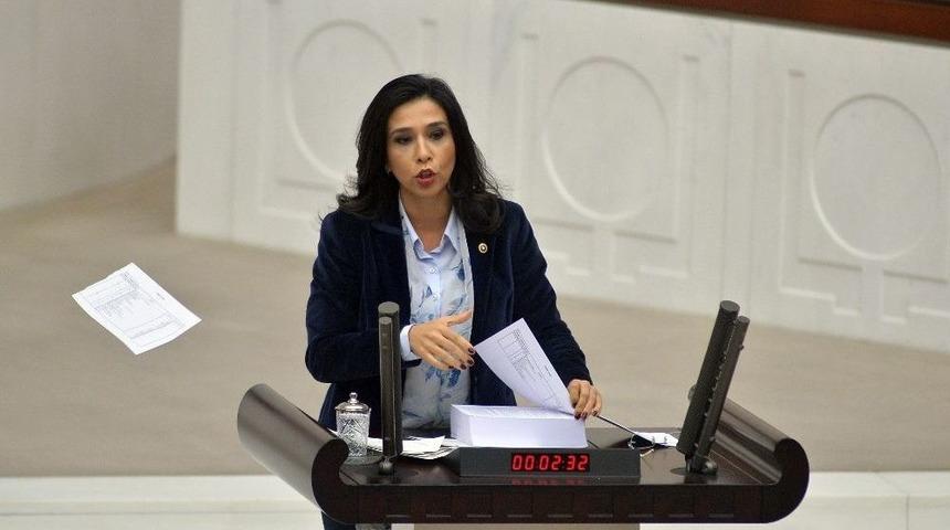 Chp İstanbul Milletvekili G&uuml;lay Yedek&ccedil;i B&uuml;t&ccedil;e Kitap&ccedil;ığının Sayfalarını Yırttı