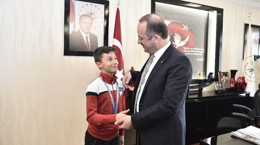 T&uuml;rkiye 2&rsquo;incisi Efe&rsquo;den Mamak Belediye Başkanı Akg&uuml;l&rsquo;e Ziyaret