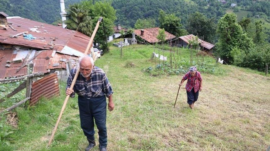 Bu K&ouml;y&uuml;n Yaşlıları Gen&ccedil;lere Taş &Ccedil;ıkartıyor