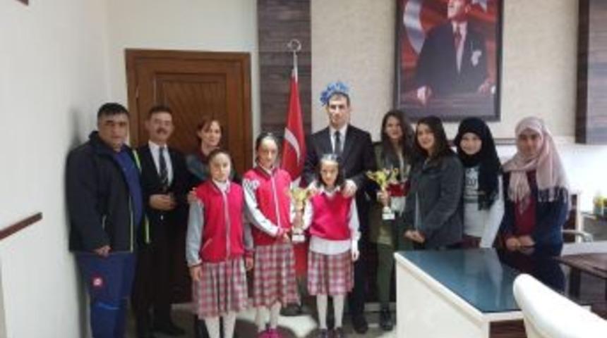 Kaymakam Aksu Şampiyonları Ağırladı