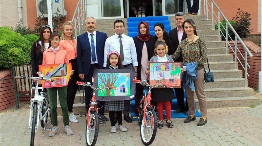Resim Yarışmasında Dereceye Giren &Ouml;ğrencilere Bisiklet &Ouml;d&uuml;l&uuml;
