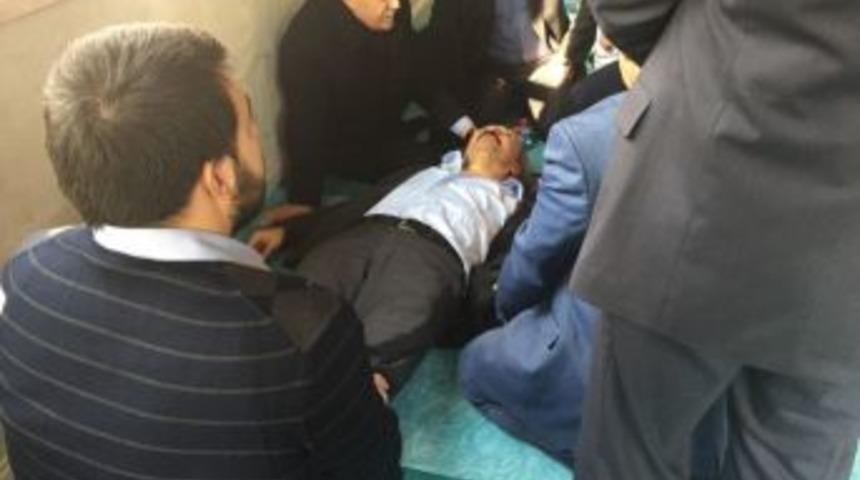 Doktor Olan Bakan Fakıbaba Camide Fenalaşan Vatandaşa M&uuml;dahale Etti