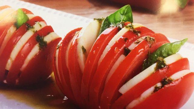 Domates Dilimlerinde Fesleğen Soslu Mozzarella