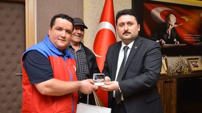 Bulduğu C&uuml;zdanı Yetkililere Teslim Etti