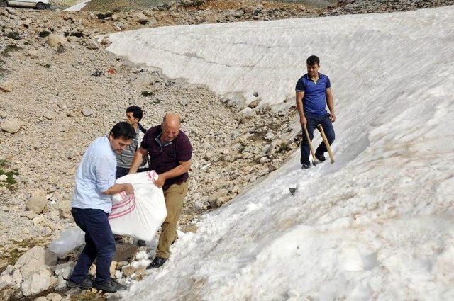 Kar İçin Onlarca Kilometre Gidiyorlar