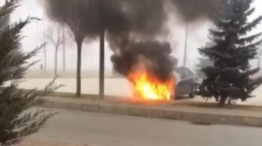 Park Halindeki Otomobilin Motoru Yandı