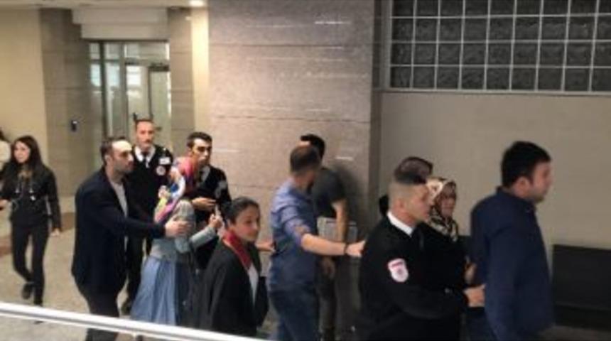 Metrob&uuml;ste &Uuml;niversite &Ouml;ğrencilerine Taciz Davasında 7 Yıl 6 Ay Hapis