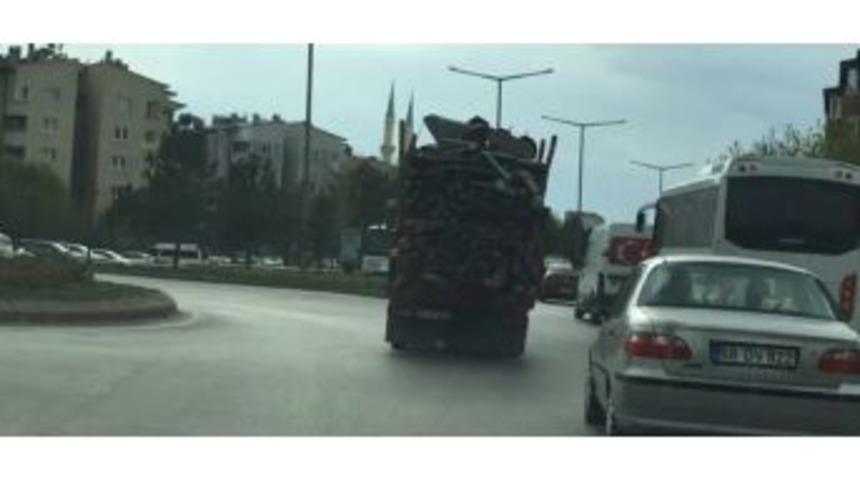 Odun Y&uuml;kl&uuml; Kamyonetin Tehlikeli Yolculuğu