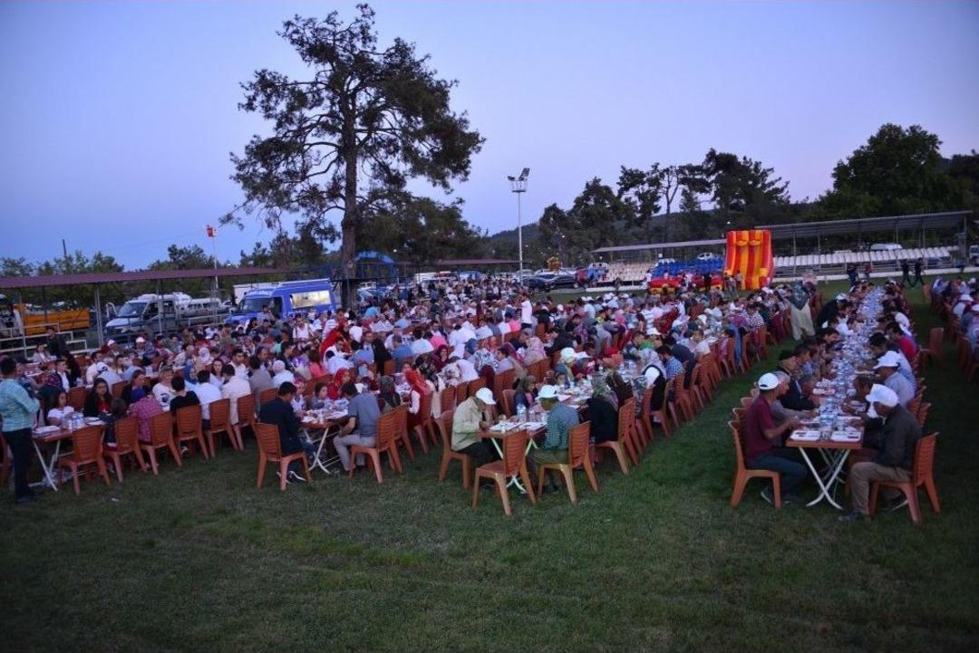 Yunusemre İftar Sofrasını Ortak&ouml;y&rsquo;de Kurdu