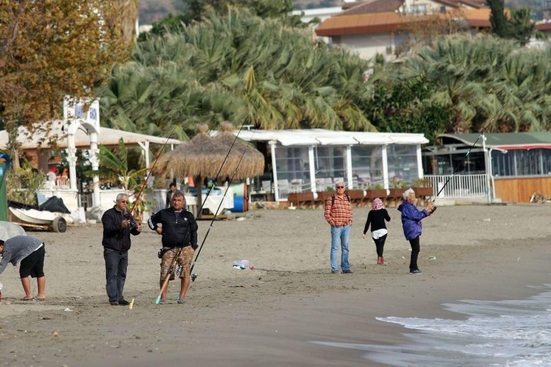 Y&uuml;z Binlerce Turisti Ağırlayan Plajlar Amat&ouml;r Balık&ccedil;ılara Kaldı