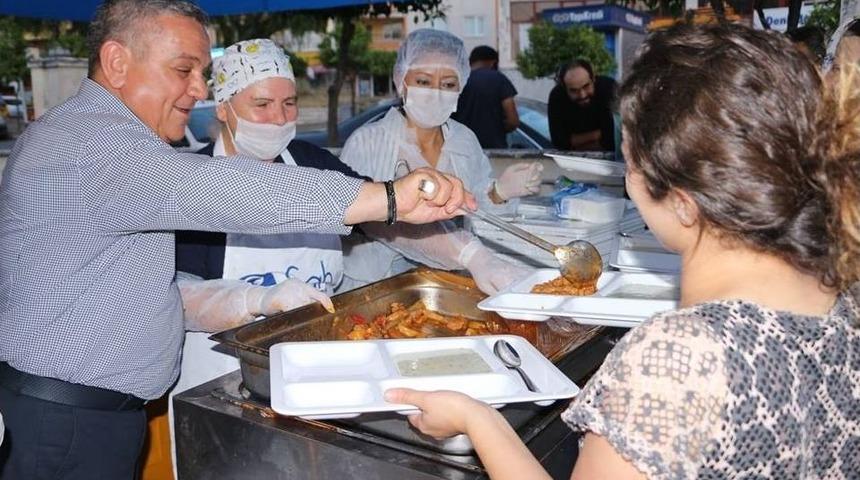 Kuşadası Belediyesi Davutlar&rsquo;da İftar Yemeği Verdi