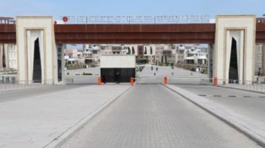 &Ouml;ğretim G&ouml;revlisi Ve Y&uuml;ksek Lisans &Ouml;ğrencisi Silahla Vurulmuş Bulundu