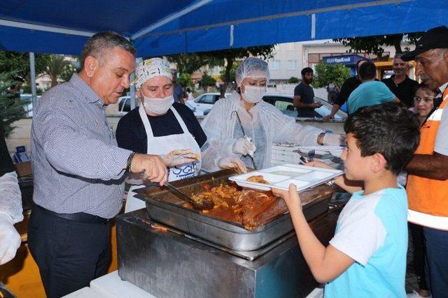 Kuşadası Belediyesi Davutlar’da İftar Yemeği Verdi