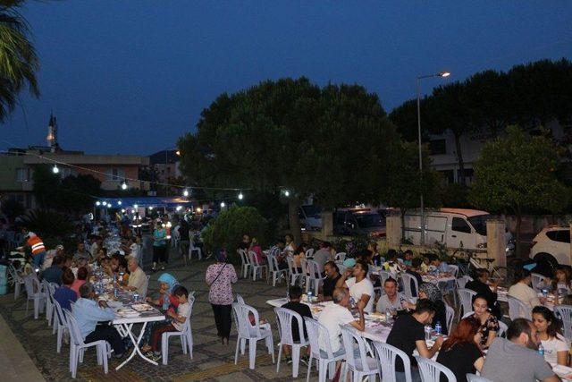 Kuşadası Belediyesi Davutlar’da İftar Yemeği Verdi