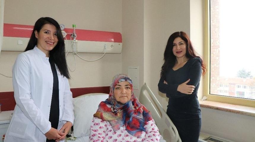 52 Yaşındaki Kadının Karnından 3 Kiloluk Kitle &Ccedil;ıkartıldı