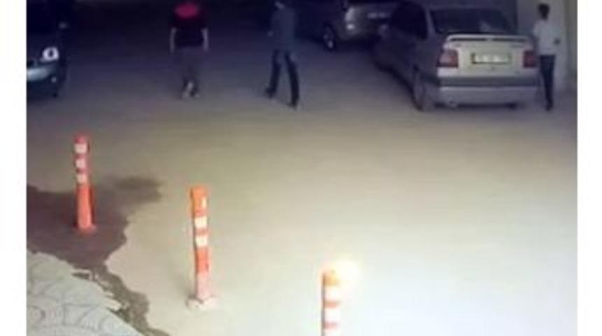 Otoparktaki Ara&ccedil;lara Dadanan &Ccedil;ocuklar &Ccedil;evre Sakinlerini Tedirgin Etti