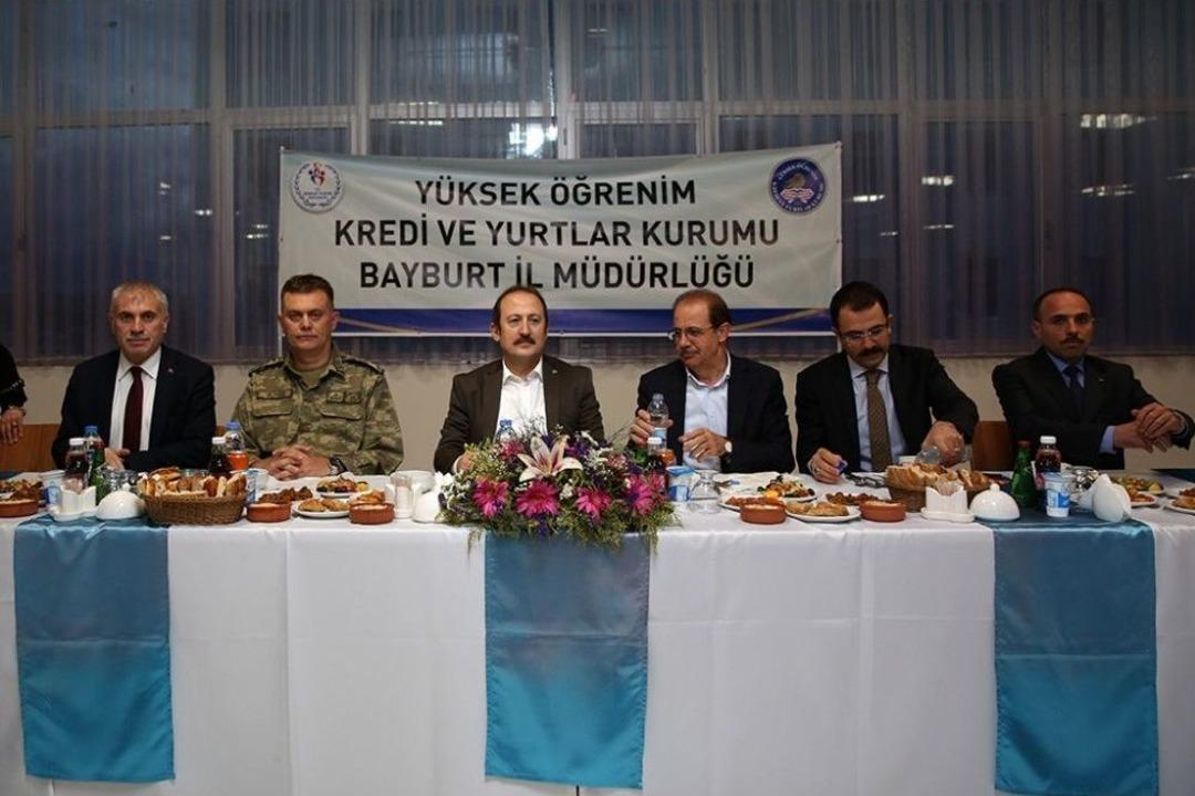 Vali Ali Hamza Pehlivan İftarını &Ouml;ğrencilerle Birlikte Yaptı