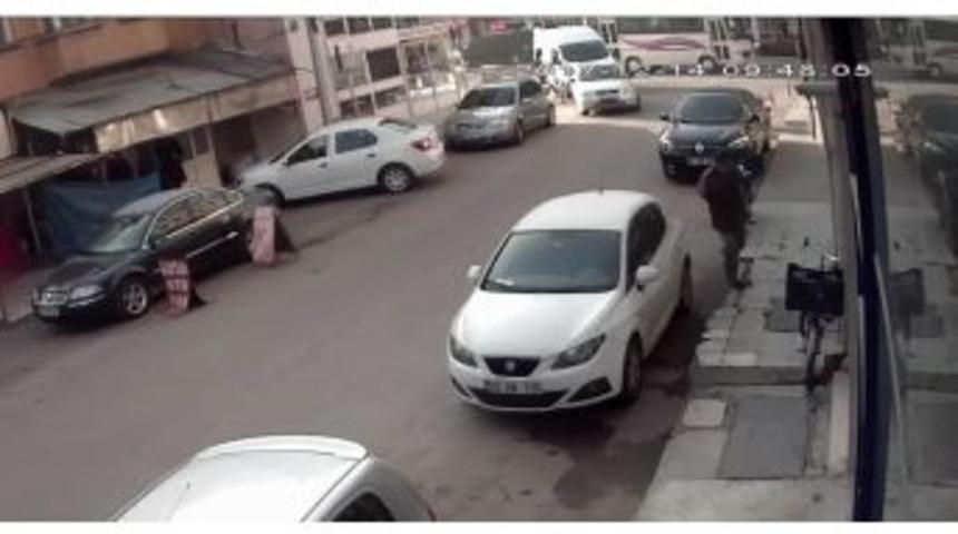 &Ccedil;aldıkları Parayı Harcayamadan Yakalanan Hırsızlar G&uuml;venlik Kamerasında