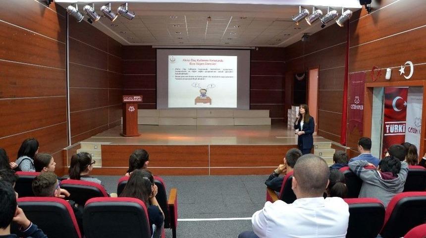 &Ccedil;&ouml;z&uuml;m Koleji &Ouml;ğrencilerine Eczacılık Mesleği Anlatıldı