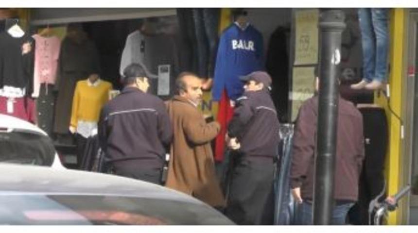 &Ccedil;arşı Ortasında S&ouml;zl&uuml; Bı&ccedil;aklı Kavga