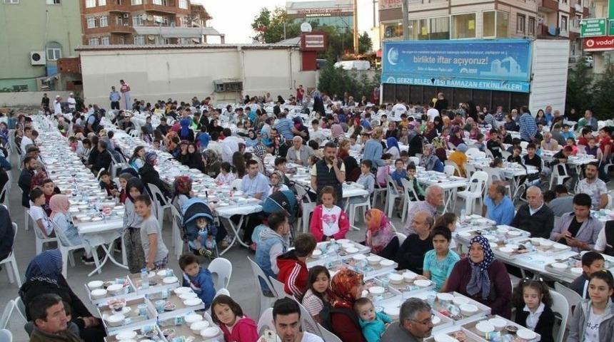 G&ouml;n&uuml;l Sofralarında Binler Birlikte İftar Yaptı