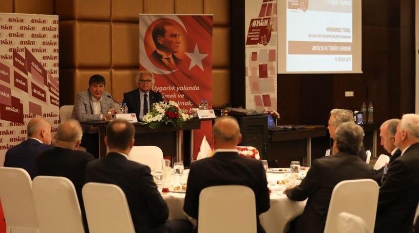 T&uuml;rel İşadamlarının Sorularını Yanıtladı