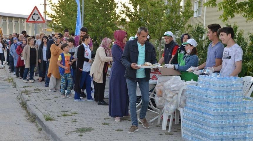 Tepebaşı Belediyesi&rsquo;nin Sokak İftarları Devam Ediyor
