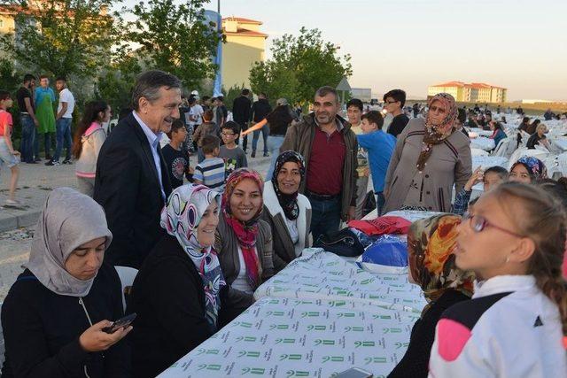 Tepebaşı Belediyesi’nin Sokak İftarları Devam Ediyor