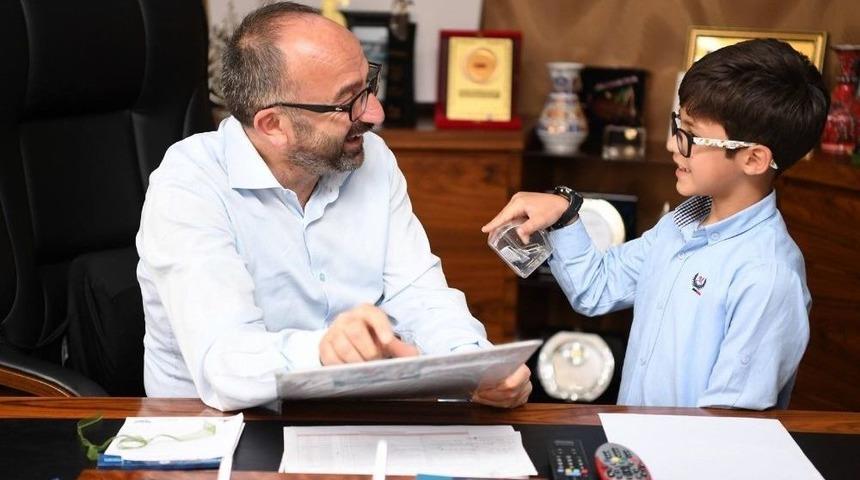 Başkan &Uuml;z&uuml;lmez Minik Aras İle Buluştu