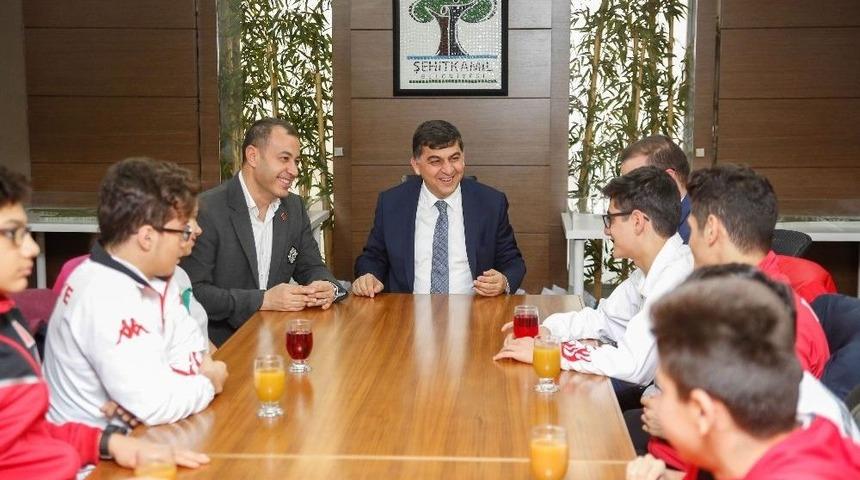 Belediye Başkanı Rıdvan Fadıloğlu, Milli Sporcuları Ağırladı